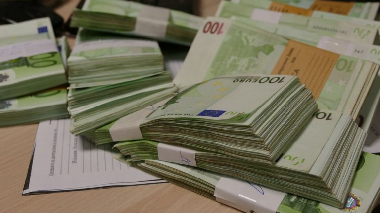 МВР публикува снимки на парите, които са открити при обиските.