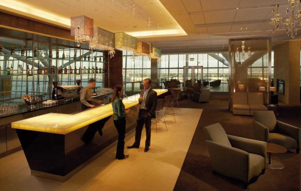 British Airways London Concorde room
 - Салонът e в стар английски стил, с прекрасни полилеи, декориран с различни произведения на изкуството.