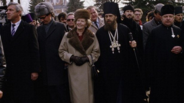 В СССР Маргарет Тачър показва, че ушанка може да се носи и със стил - по време на посещението си в манастира Св. Сергий край Москва през март 1987 г.