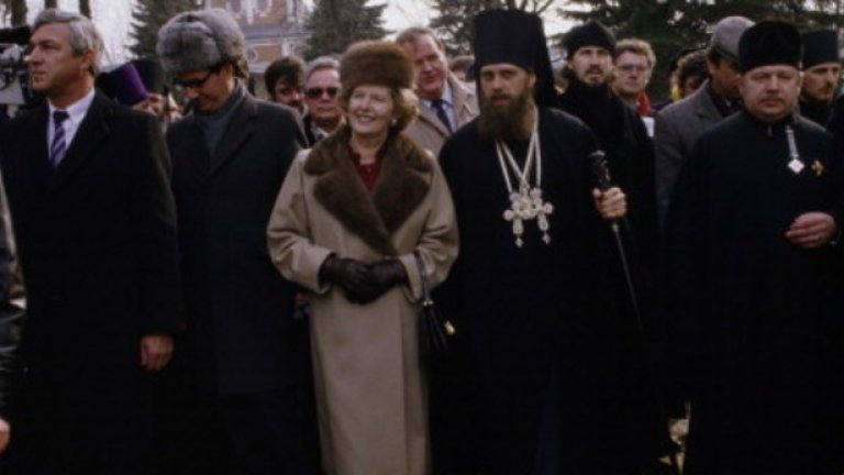 В СССР Маргарет Тачър показва, че ушанка може да се носи и със стил - по време на посещението си в манастира Св. Сергий край Москва през март 1987 г.