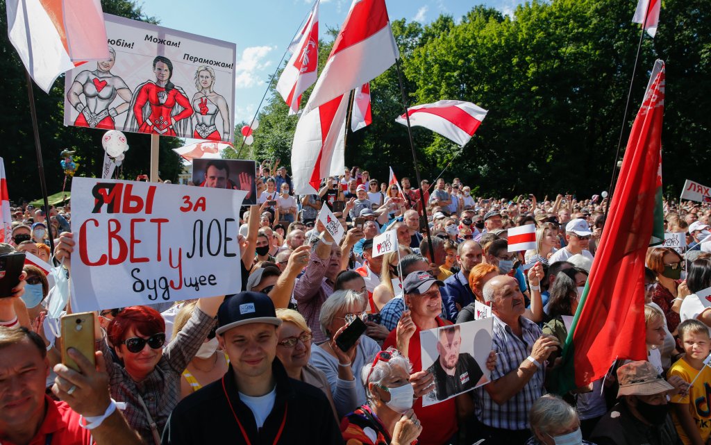 Защо протестите в Беларус развяват бяло-червено-бяло знаме
