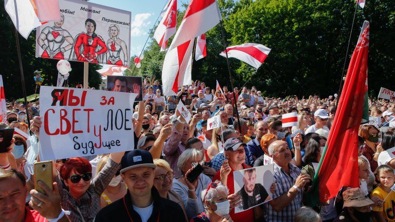 Защо протестите в Беларус развяват бяло-червено-бяло знаме