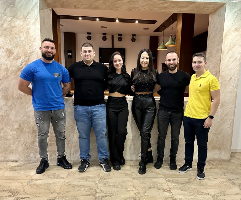 Мартин Христов (втори от дясно наляво), ръководител на курса „Разработка на Front-End Web“, заедно с колеги доброволци, които организират курса.