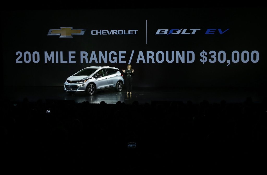 321 km/h може да вдига автомобилът с пълна батерия. Chevy обещават, че цената за техния модел няма да надвиши 30 000 (без 7 500 долара ДДС).