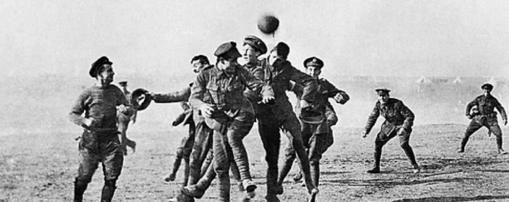 Коледното примирие през 1914 година изкарва британците и германците от окопите. Двете враждуващи страни дори си спретват футболен мач, който остава в историята като най-великия мач на неутрален терен.