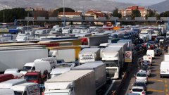 Вместо да проверява камионите, Хърватия ги спря