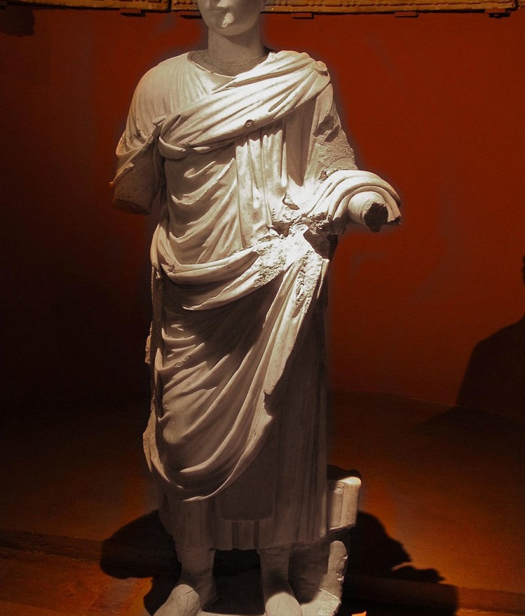 Statue_of_emperor_Valentinian_II