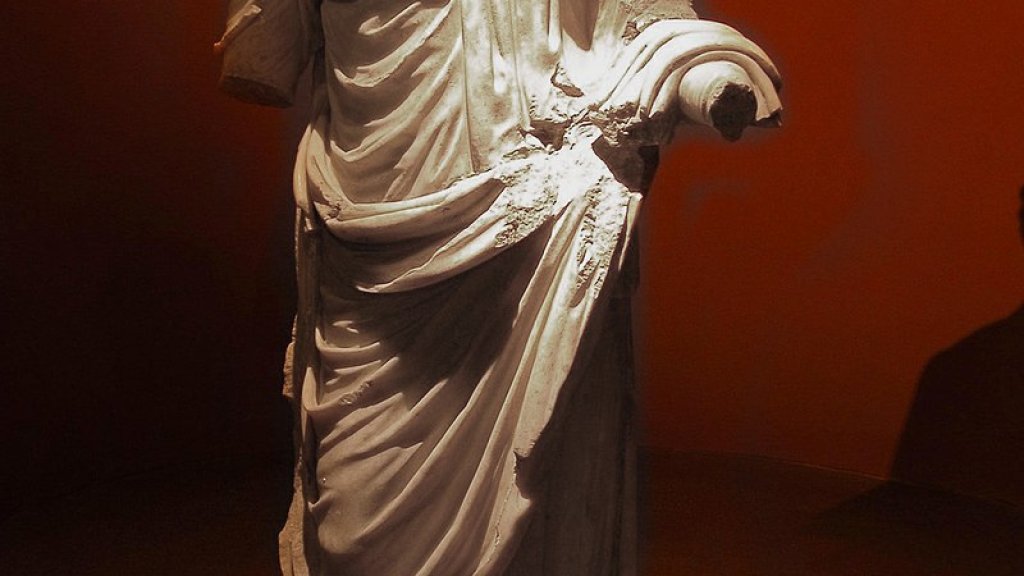 Statue_of_emperor_Valentinian_II