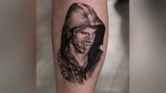 Собственик на студио за татуировки си татуира „изпепеляващия” поглед на Майкъл Фелпс върху прасеца. Интернет пък роди доста сполучливи мемета...