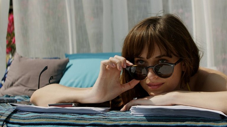 50 нюанса освободени/ 50 Shades Freed 
За тези, на които не им допада поредицата на Е. Л. Джеймс е ясно – не харесват и филмите по книгите й. Но е удивително как продукцията и особено последната й част успя да подразни дори и верните почитатели на "50 нюанса...". 
Още от първата серия зрителите изразиха разочарование от избора на главните актьори и тоталната липса на химия между тях – проблем, който само се задълбочи с времето. Критиките към третата част добавят, че са изпуснати ключови моменти от книгата и се е загубил целият смисъл на сюжета. И тук голотата и малкото горещи сцени не спасяват от провал.