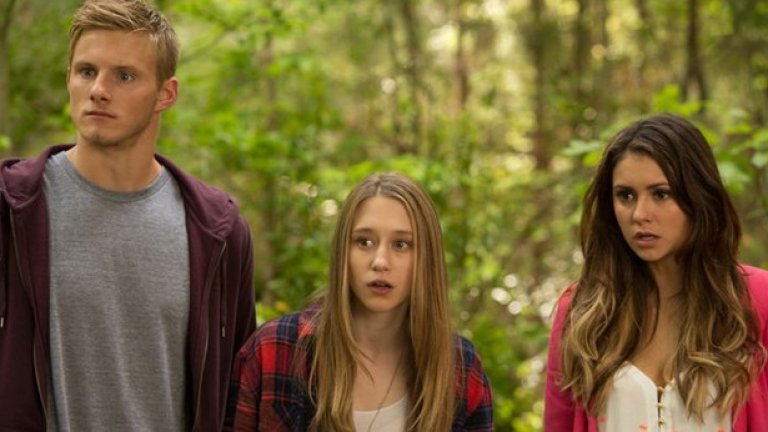 The Final Girls
Тази свежа хорър комедия няма желание да използва своята структура тип „филм във филма”, за да имитира атмосферата на някои класики от жанра, нито за да ги пародира. Вместо това The Final Girls успява покрай комедийните ситуации да развие емоционалната история на дъщеря, събрала се с починалата си майка (легендарна хорър актриса) чрез нейната най-известна роля. А участието на Нина Добрев винаги е плюс.
