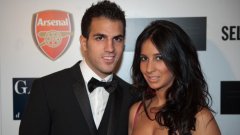 Сеск Фабрегас и приятелката му Карла се възползваха от почивния ден на играчите на Арсенал, за да украсят коледната елха в дома си в Лондон