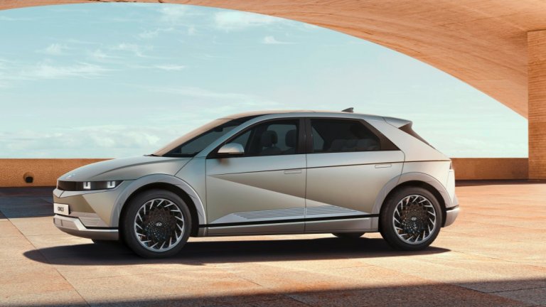 Колата може да се похвали със соларен покрив и система за добавена реалност