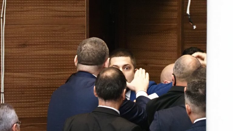 Депутати на ДПС и "Възраждане" се сдърпаха заради кабел, Пеевски брани Йордан Цонев с тяло