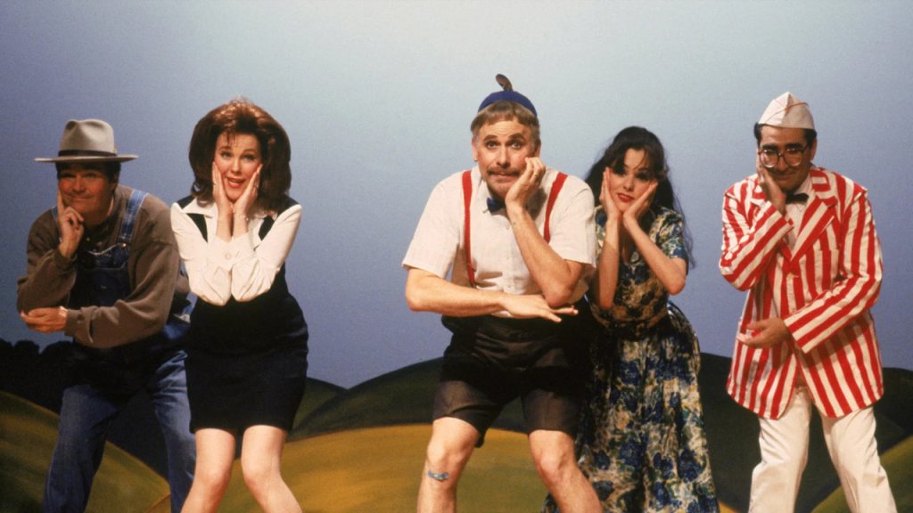 5. “В очакване на Гуфман” (1996 г.)
Комедията ни запознава с театрална трупа от 70-те години, която се подготвя да постави пиеса на сцена в Ню Йорк. Репетициите им обаче се превръщат в пълно фиаско заради ексцентричните актьори, разпадащите се декори и хаоса около организацията.