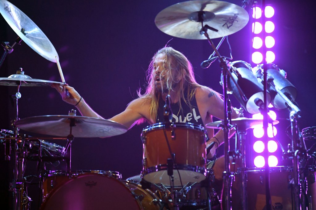 Барабанистът на Foo Fighters Тейлър Хокинс почина на 50 години