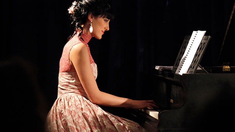 В предишните си проекти Classic In The House и Classic In The Jazz Каракушева взимаше класически произведения и ги пречупваше през призмата на модерния хаус и джаз. Но за Grace On Air тя прави обратното - избира поредица от популярни песни и ги реализира в класически стил