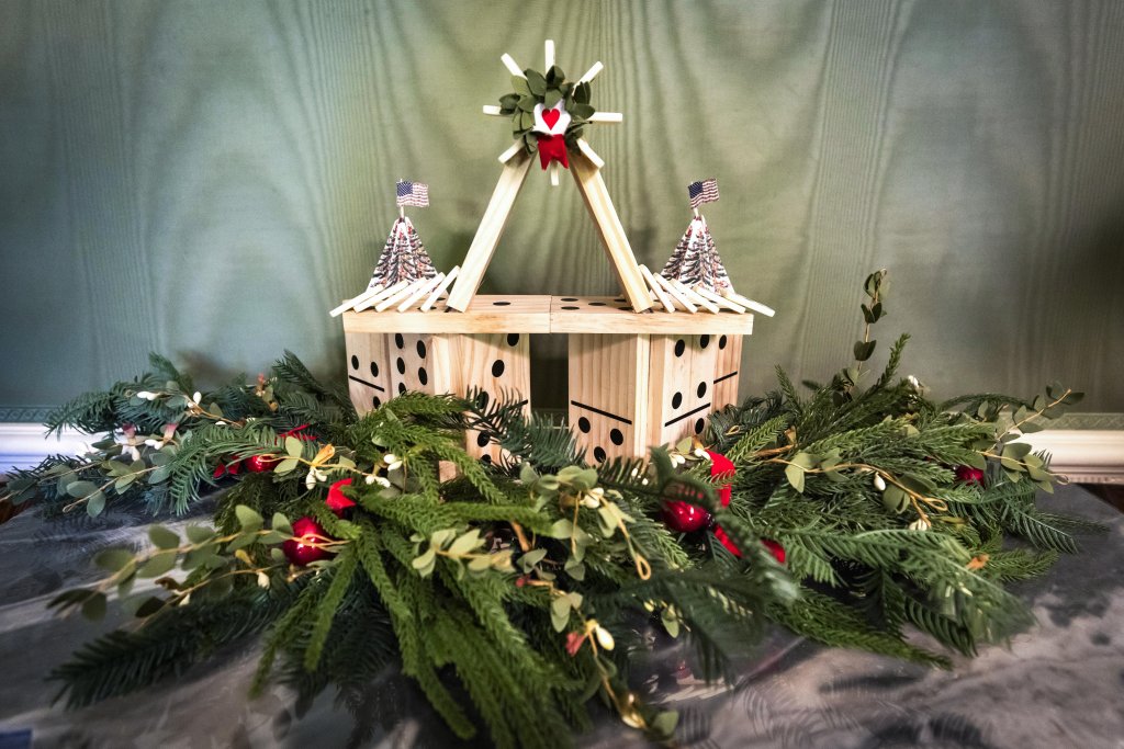 Kоледният кич на Мелания Тръмп - 50-килограмов сладкиш и портрети на Тръмп от Lego