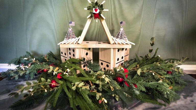 Kоледният кич на Мелания Тръмп - 50-килограмов сладкиш и портрети на Тръмп от Lego