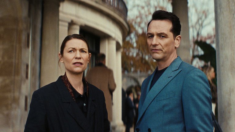 The Beast in Me, сезон 1 
Къде: в Netflix

Едни от най-силните телевизионни изпълнения тази година бяха на Клеър Дейнс и Матю Рийс в психологическия трилър The Beast in Me. Сериалът проследява писателката Аги Уигс (Дейнс), която случайно се оказва съседка на милионера Найл Джарвис (Рийс).

Той е заподозрян за убийството на съпругата си, но полицията не успява да събере достатъчно доказателства срещу него. След напрегнатото им първо запознанство Аги предлага на съседа си да напише биографията му. И докато подрежда фактите от живота му, постепенно тя се приближава към истината.