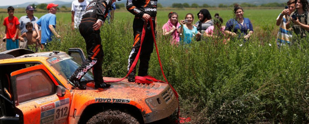 Роби Гордън също затъна в калта в средата на отсечката