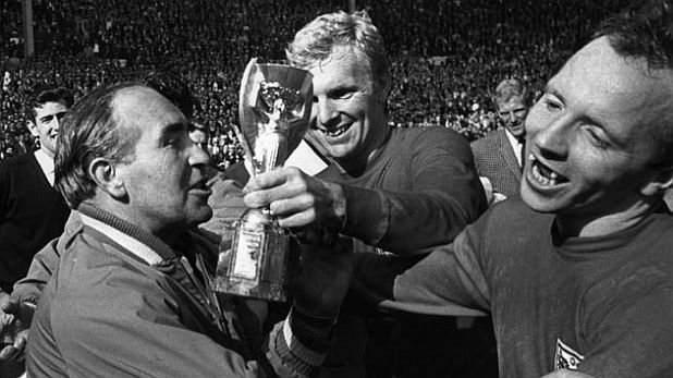 Капитанът на световните шампиони от 1966 г. Боби Мур (в средата) е най-добрият защитник за всички времена според краля на футбола Пеле