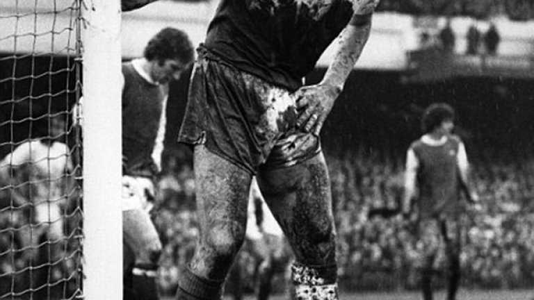 Франк Лампард-Старши за Уест Хем срещу Арсенал за ФА къп 

през 1975-а. "Чуковете" спечелиха с 2:0 с два гола на 

Алън Тейлър по пътя си към спечелването на трофея
