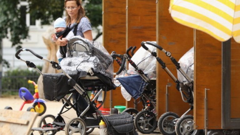В Дания не е необичайно да оставиш бебето в количката пред ресторанта, докато хапваш вътре. Така детето може да подиша чист въздух.