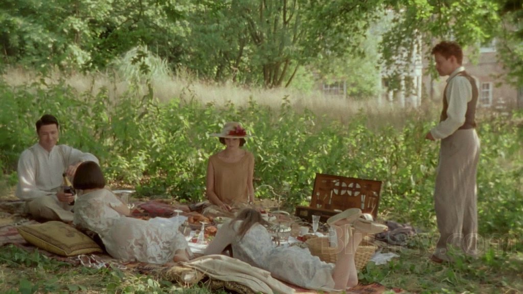 \"Пет малки прасенца\" (2003)  
История ретроспекция. Еркюл Поаро е натоварен със задачата да разследва убийство, случило се преди много години и има само пет души, които биха могли да го извършат. Оказва се, че погрешният човек е осъден. Екранизация