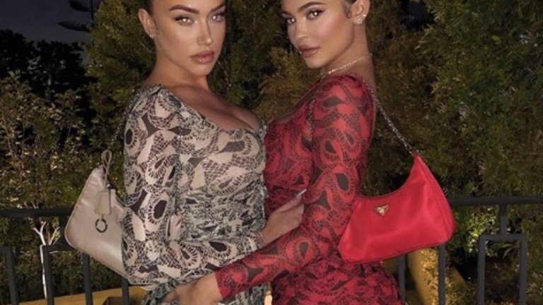 Всъщност Стаси и Кайли просто се забавляват 
Анастасия опровергава подобни твърдения, а колкото до обличането като близначки, тя казва, че им е забавно. В интервю за списание "Cosmopolitan" Караниколау споделя, че двете с Кайли имат почти еднаква структура на телата и еднакъв ръст и затова изглеждат толкова добре в сходни тоалети.