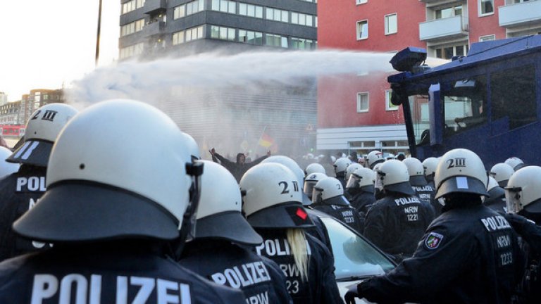 Полицията в Кьолн разпръсна ПЕГИДА с водни оръдия