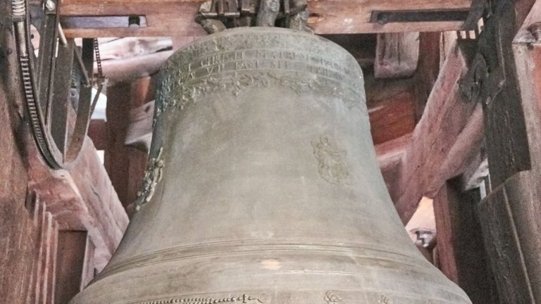 Летящите камбани

Църковните камбани имат важно символно значение при честването на Великден във Франция. От около 12 в. Насам съществува традицията камбаните да не бият на Разпети Петък или няколко дни преди Великден, като по този начин се отбелязва смъртта на Исус Христос на кръстта. 

Така се е появила и легендата, според която в петък камбаните отлитат (да, правилно прочетохте – политат) към Рим, носейки със себе си тъгата на тези, които тъгуват за Исус. Звънът на камбаните на Великден възвестява Възкресението, а също така и завръщането на камбаните. 

Вярва се, че именно връщащите се камбани носят на децата великденски яйца, шоколади и други лакомства. Подобни вярвания съществуват и в Холандия и Белгия.
