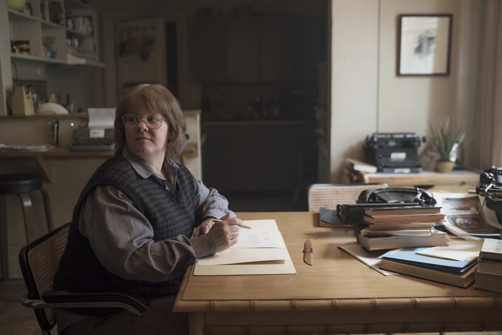 \"Can You Ever Forgive Me?\"
Някога през 80-те години кариерата на биографа Лии Израел затъва и от отчаяние тя започва да продава фалшиви писма, сякаш са написани от известни литературни фигури. Филмът на Мариел Хелър е базиран на истинска история, а