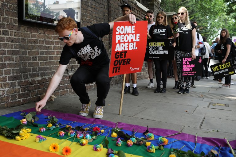 Протест пред руското посолство в Лондон заради насилието над ЛГБТИ общността в Чечня.