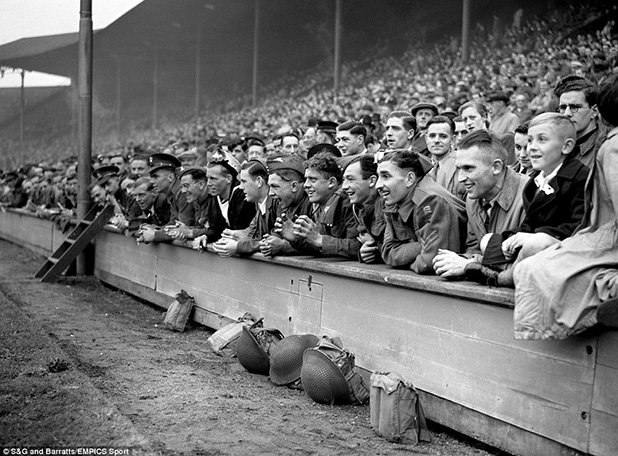 И по нашите стадиони гледката на цели блокове войници бе обичайна преди 1989 г. Тези английски бойци се вълнуват видимо от развоя на мача Англия - Шотландия на "Уембли" през 1943 г.