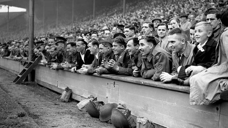 И по нашите стадиони гледката на цели блокове войници бе обичайна преди 1989 г. Тези английски бойци се вълнуват видимо от развоя на мача Англия - Шотландия на "Уембли" през 1943 г.