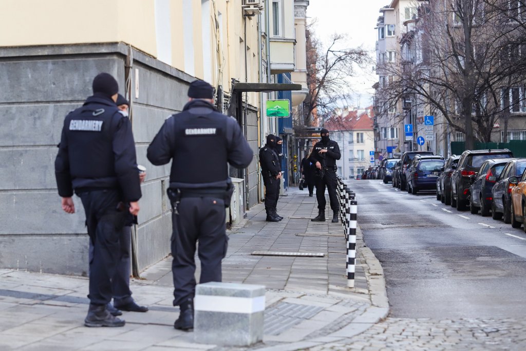 Полиция и прокуратура влязоха в имоти на Васил Божков (Снимки)