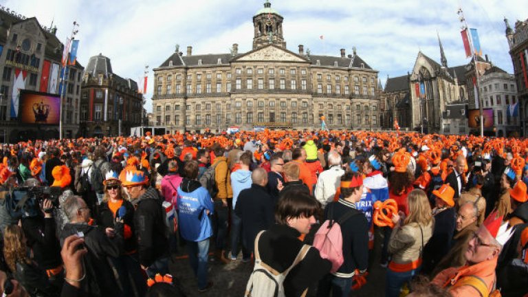 Стотици хиляди холандци празнуват предаването на властта