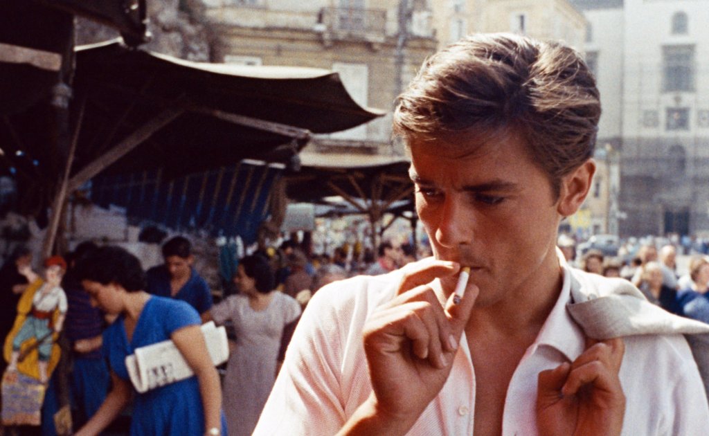\"Под яркото слънце\" (Plein Soleil, 1960)
Първият голям филм на Ален Делон е адаптация на романа на Патриша Хайсмит, \"Талантливият мистър Рипли\". Той е на 25 години и влиза в ролята на бедно момче, изпратено в Италия, за да убеди богат бизнесмен д