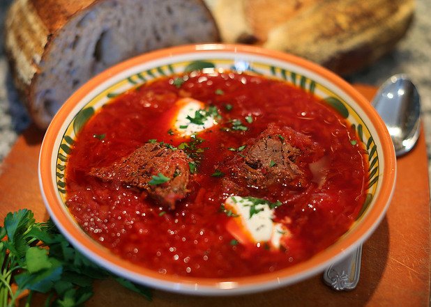 Напоследък някои ресторанти в Русия са махнали от менютата си името на супата "борш", защото то идва от Украйна и са го заменили с обяснителното "супа от червено цвекло".
