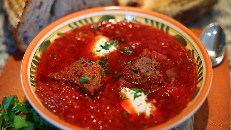 Напоследък някои ресторанти в Русия са махнали от менютата си името на супата "борш", защото то идва от Украйна и са го заменили с обяснителното "супа от червено цвекло".