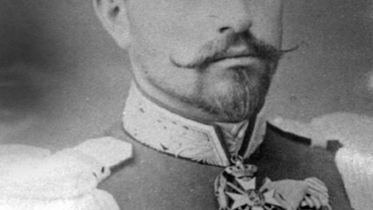Рачо Петров
Три дни след Съединението на Княжество България и Източна Румелия княз Александър Батенберг назначава капитан Рачо Петров за началник на щаба на Действащата армия. В това си качество Петров планира, координира и направлява отпора срещу сръбските войски, нападнали България в началото на ноември същата година. Въпреки очертаващото се числено надмощие на сърбите, убеждава министрите против намеренията на княза да изтегли войските към Ихтиман. За да спре обхода на южния фланг и да спечели време за съсредоточаване на южнобългарските войски на Сливнишката позиция, хвърля Радомирския отряд, събран от разбити и необучени части без артилерия, в самоубийствена атака срещу Моравската дивизия край Брезник. За участието си в Сръбско-българската война е награден с орден "За храброст" II степен.