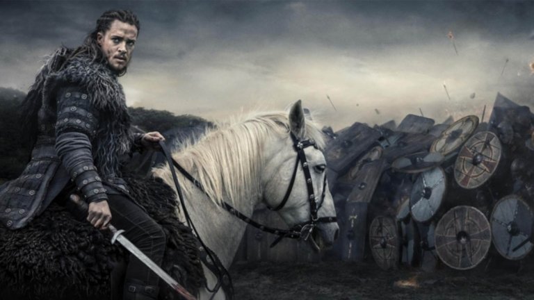 The Last Kingdom / "Последното кралство"
Ако Vikings разглежда викингското нашествие на Острова, The Last Kingdom дава една малко по-друга перспектива за нещата. Сериалът, базиран на романите на Бърнард Корнуел, проследява историята на Утред - син на благородник, който след нападение на викинги е оставен жив и отгледан от тях по всички традиции на северняците. Разказът проследява как вече като пораснал мъж той се бие на другата страна - на крал Алфред, чиято мисия е да изтласка нашествениците от земите си и да събере всички кралства в обединена Англия.
