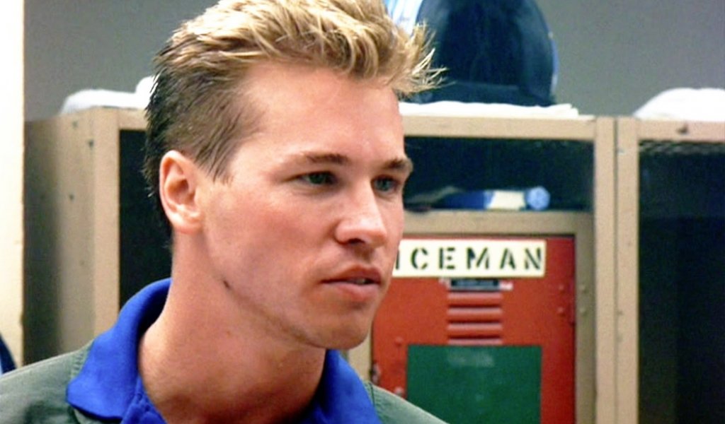 Вал Килмър в "Топ Гън"
Историята на Килмър е свързана отново с договорни отношения със студио. Предполагаемо актьорът е имал договор за три филма с "Парамаунт", от които вече е заснел два. Не е бил заинтересован от ролята на Айсмен във филма "Топ Гън" с Том Круз, но въпреки нежеланието му режисьорът Тони Скот го избира за ролята. Това все пак се оказва нещо добро, тъй като "Топ Гън" остава сред най-популярните проекти във филмографията на актьора.