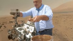 Водата в течно състояние на Марс всъщност не е открита от НАСА, а от Божидар Димитров по видение на Баба Ванга! На снимката Бойко Борисов реже лентата на новия кладенец с чудотворна марсианска вода, която скоро ще можете да намерите на пазара