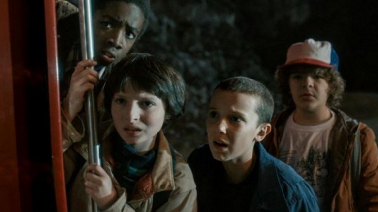 Най-добър драматичен сериал 

Stranger Things 

Осемдесеттарската ретро-фантастика се радва на общо дванадесет номинации през 2018 г., след като миналата година събра общо 5 награди Emmy (за най-добър кастинг и четири технически категории). 