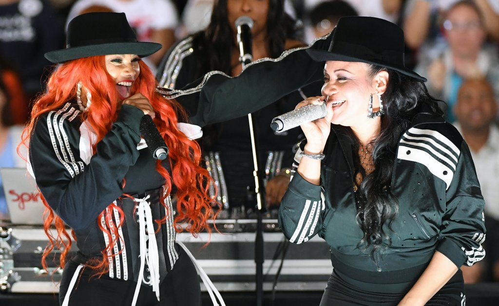 Salt-N-Pepa
Триото на Salt, Pepa и DJ Spinderella е една от първите дамски формации в музикален стил, смятан дотогава за изцяло мъжка територия. Те не просто произвеждат хитове като платинения сингъл “Push It” и печелят награда след награда, но и обръщат целия музикален стил с главата надолу, като доказват, че момичетата могат да рапират не по-зле от момчетата.