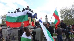 Протестиращи се сбиха пред Паметника на съветската армия