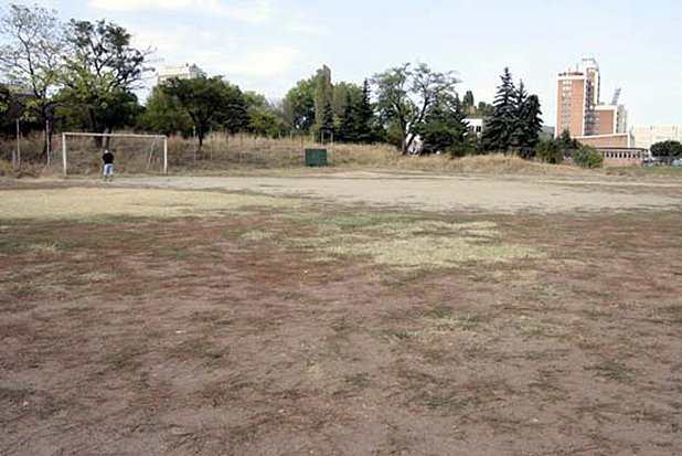 Футболното игрище, част от комплекса на ЦСКА до 4-ти километър, на което тренираха младежите на отбора. Днес на негово място е паркингът на зала "Арена Армеец"