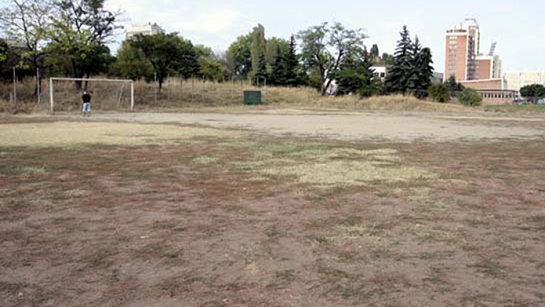 Футболното игрище, част от комплекса на ЦСКА до 4-ти километър, на което тренираха младежите на отбора. Днес на негово място е паркингът на зала "Арена Армеец"